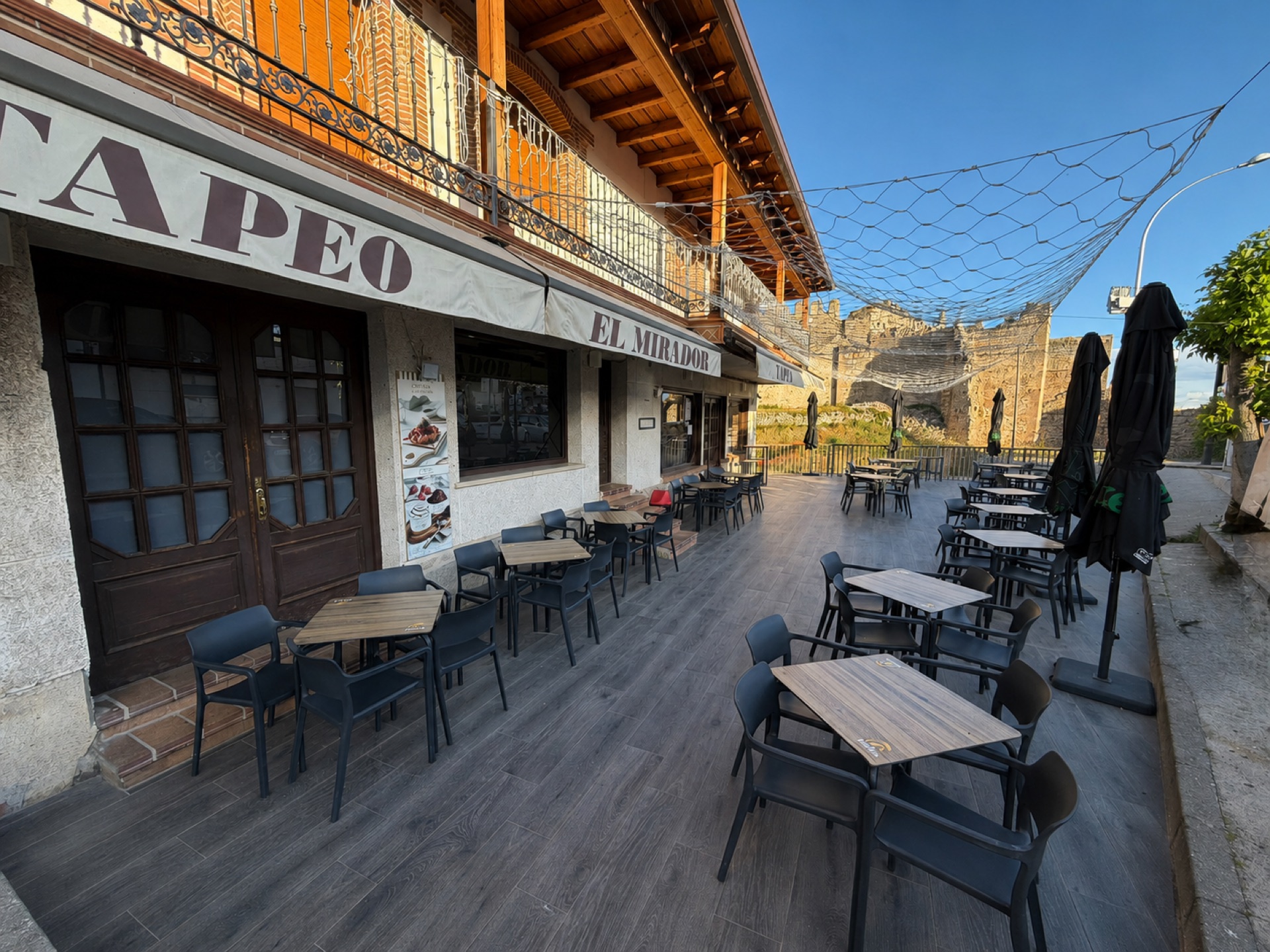 Terraza de verano de Tapeo El Mirador con vistas al Castillo de Escalona